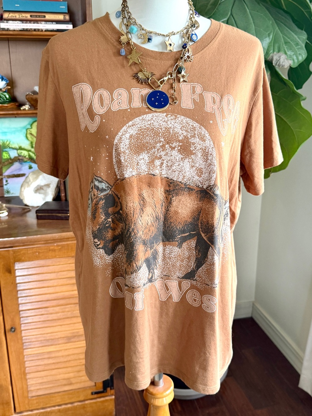 Zoe + Liv Camel Tan Buffalo Graphic T-Shirt Tee XL
